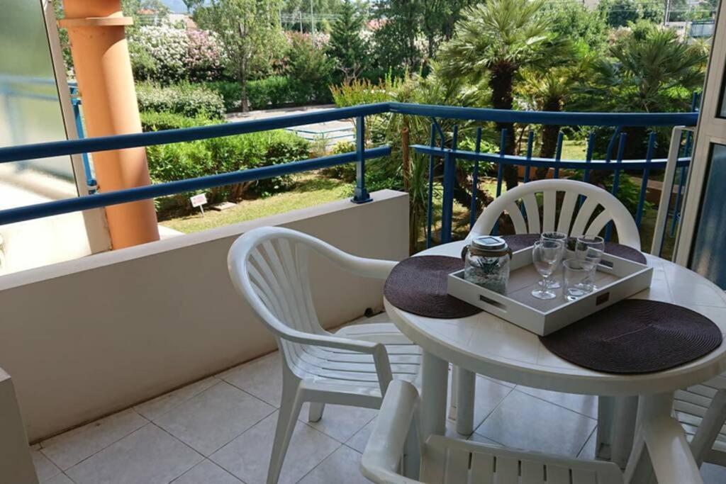 T2 Climatise A 5 Minutes A Pied De La Plage Avec Parking, Piscine Et Wifi Frejus Exterior photo