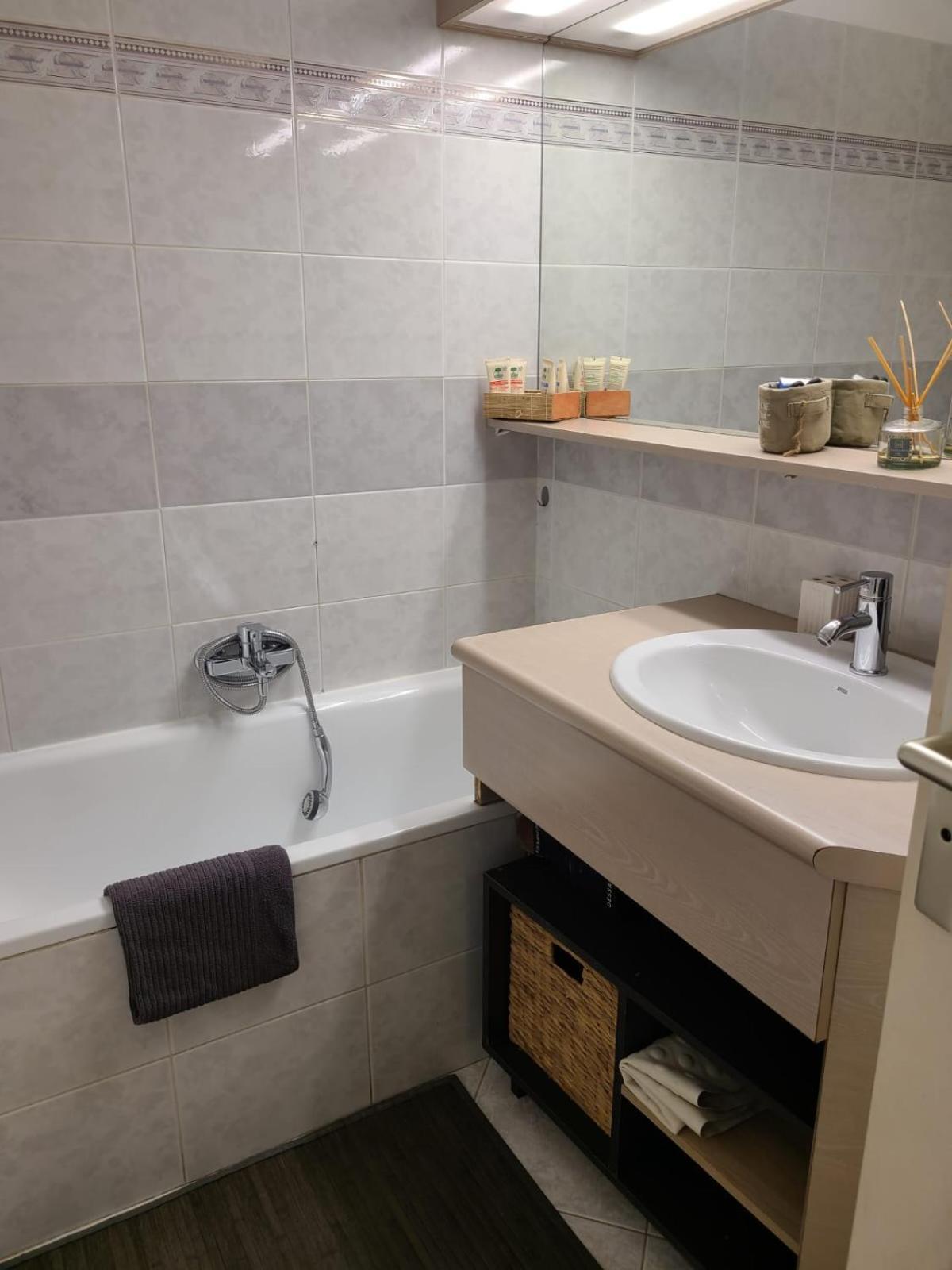 T2 Climatise A 5 Minutes A Pied De La Plage Avec Parking, Piscine Et Wifi Frejus Exterior photo